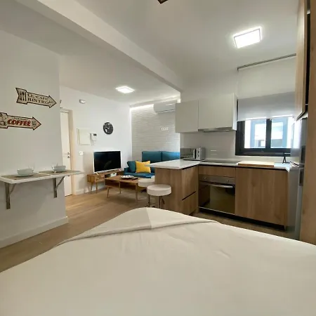 Lovely Private Center Apartment