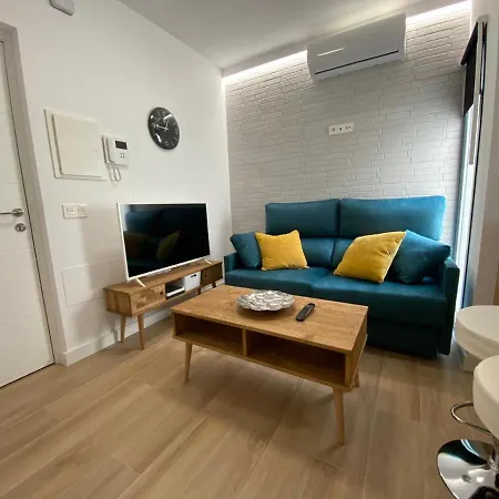 Lovely Private Center Apartment